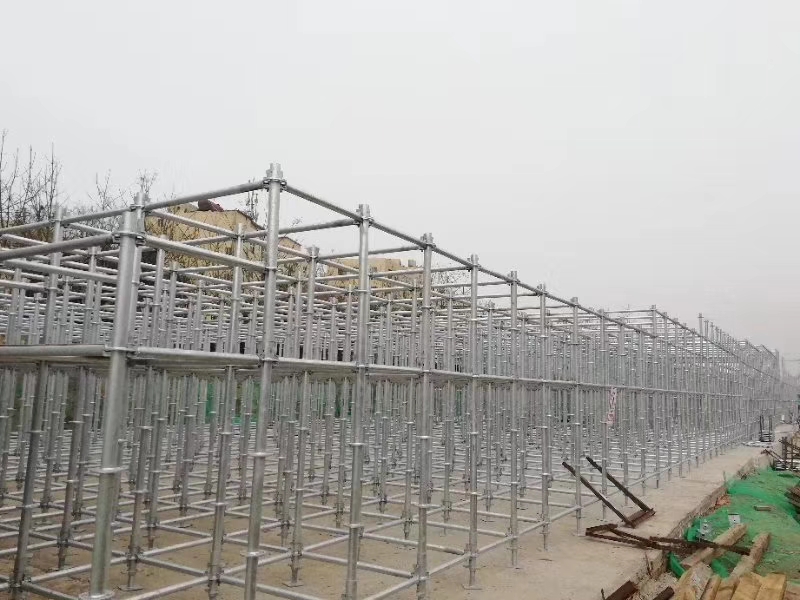 搭建腳手架橫向掃地桿與縱向掃地桿時(shí)，怎么設(shè)置好？ (圖1)